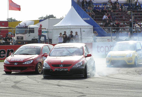 Med blokerede forhjul, havde Anders Christensen meget svært ved at styre Peugeot 307 EPO II raceren.
